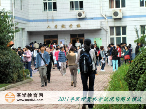 2011年醫(yī)師資格考試北京上地實驗學校考點，考生陸續(xù)進場